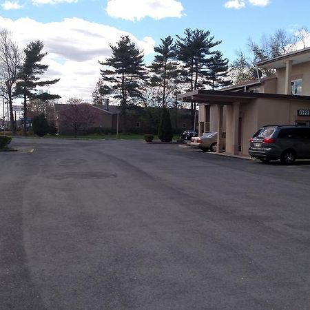 Colonade Motel East Windsor Exteriör bild